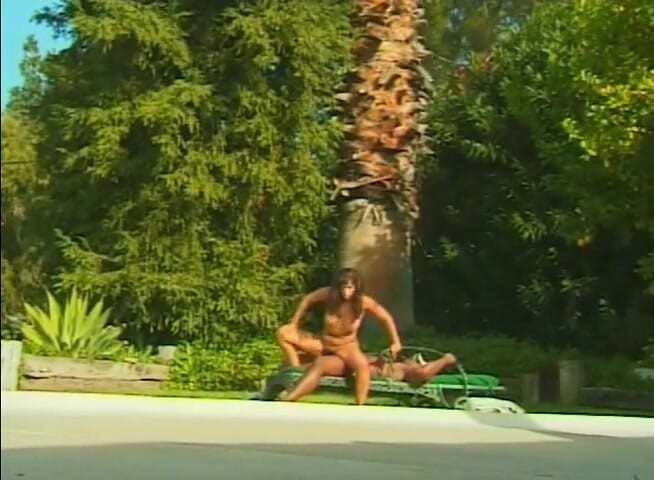 Black Jass: O curvă negresă excitată suge o pulă neagră lângă piscină