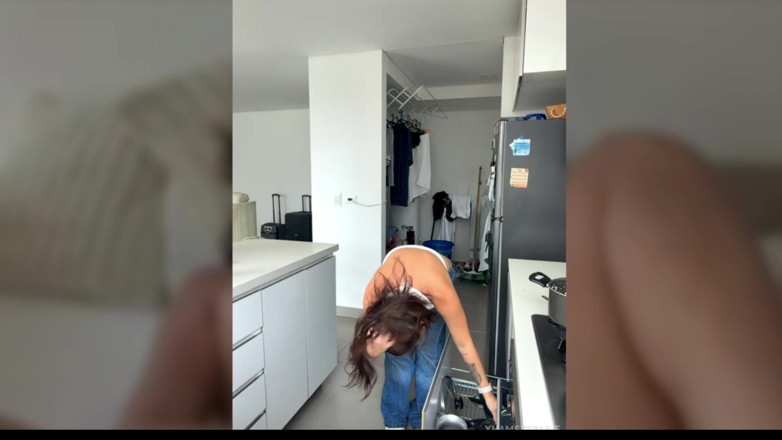 Ayumi Hall: Quiero Masturbarme En Casa, Pero Mis Vecinos Me Están Mirando...
