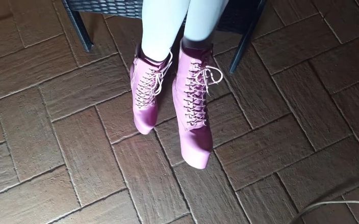 LauraOnHeels: Сидение на стуле в колготках и сапогах на высоком каблуке