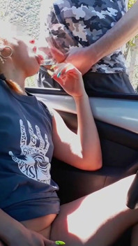 Ofer unui străin o muie în parcarea parcului