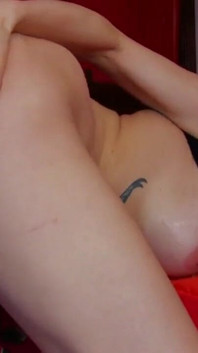 BIGTITS - modella di foto sexy e procace mentre fa foto viene scopata in profondità nella sua bocca e nel suo buco della figa