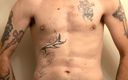 Codi Bonez: Un tip sexy tatuat mângâie o pulă albă mare în oglindă _codi...
