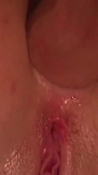 情熱的な膣を舐める ブルネットのMILFを爆発的なオーガズムへと導く