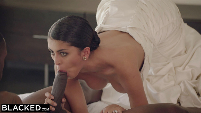 Blacked: Door zwarte lul genomen - sexy model Sophia Leone krijgt eerste...