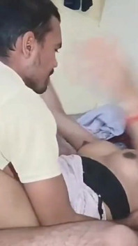 Sevimli Hintli kız evde yalnızken sert sikişiyor