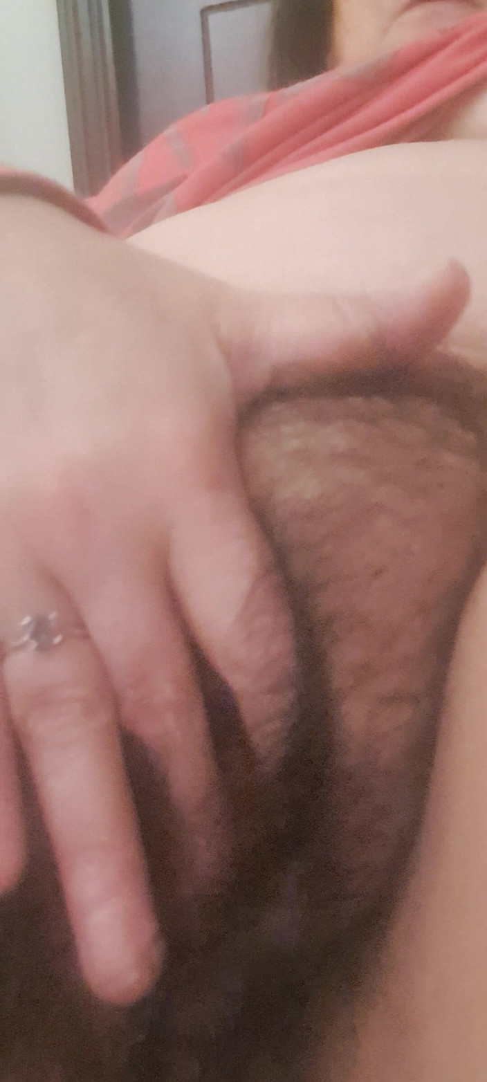 Mommy big hairy pussy: Napalona mama, pokazując swoje ciało i jej cipkę jest naprawdę...