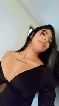 Femeie latino sex cu țâțe naturale goale și masturbare