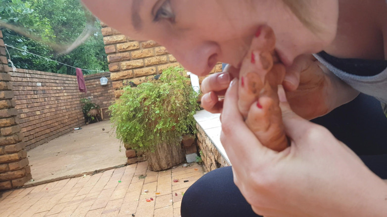 Alicia Robertz: Mostrando mis suelas sucias