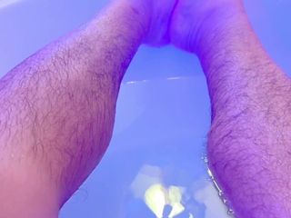 Hand-Free-Daddy-Chub: Hairy Hobbit Feet Cums in Bathtub