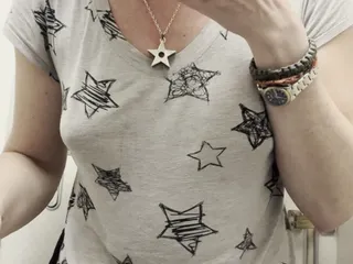 Después de una orina masiva en un avión que va por todo mi trasero n muslo, levanto mis tetas y arbusto para refrescar y limpiar mis dientes