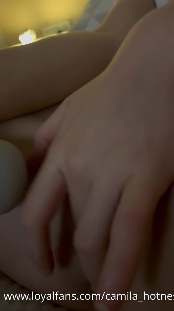 Teen Sophie: Sử dụng máy rung điện của tôi làm cho âm hộ của...