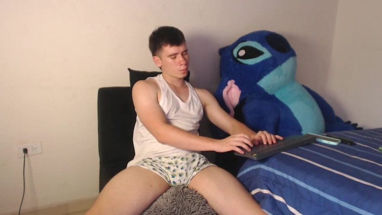 Icyhot707: Молодой Латиноамериканец Мастурбирует Над Штанами