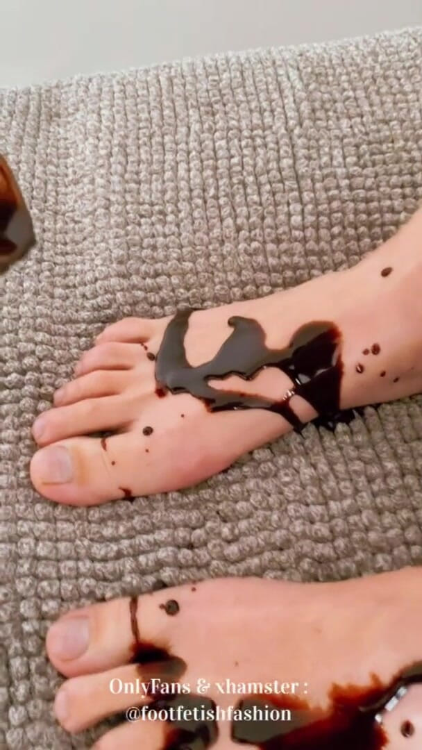 FootFetishFashion: Çikolata ile ayak masajı, bölüm 1/2