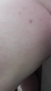 Ma femme à gros cul se masturbe dans la cuisine.
