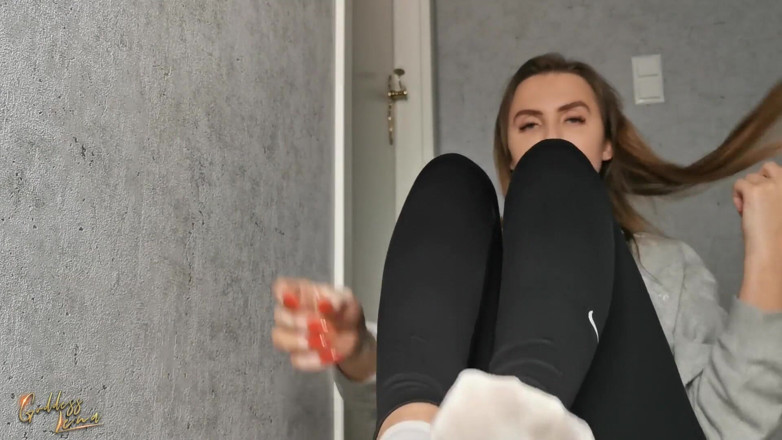 Goddess Lena: Șosete împuțit - ai nevoie de ele pentru a ejacula