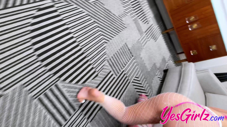 YesGirlz: Pawg Riley Reign sert büyük bir yarakla sikiliyor