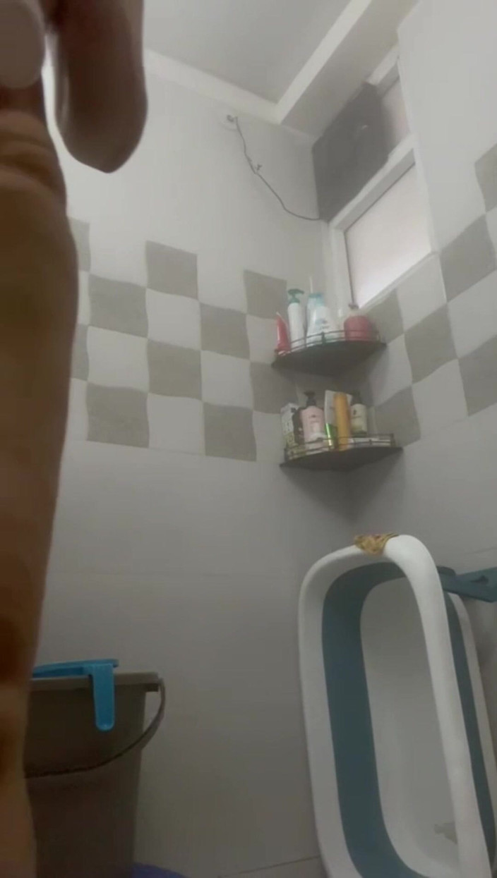 Hot Indian mommy: Une belle-mère indienne prend une douche, strip-tease