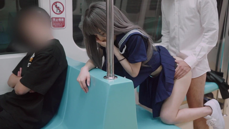 Asian Milfs n Teens: 中国の女子大生は電車の中できっされました - Perv Milfs n Teens