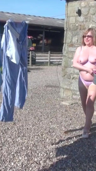 Trisha stă la spălat