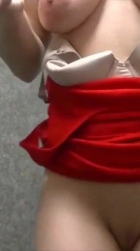Cleo coquine dans la salle de bain en solo