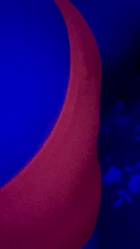 Mein neon-höschen ist das einzige zwischen dir und meinen explosiven furzen