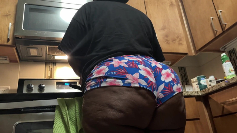Dirty Diana Fetishes: Diana bẩn thỉu cắm người đàn ông của cô ấy cho đến khi anh ấy...