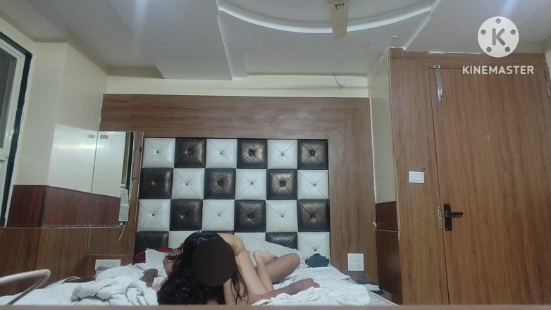 Manguru: Nevli Veda Bhabhi werd hard geneukt in het hotel