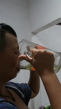Satu liter limun kencing, kami minum kencing kami dari kendi