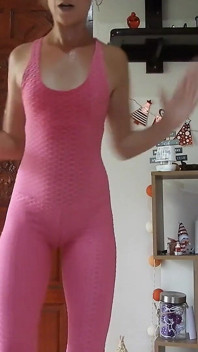 Sexy und super verschwitzt im rosa jumpsuit
