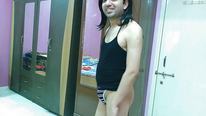 Cute & Nude Crossdresser: Seksowne maminsynek crossdresser femboy wypróbowuje crop top i stringi.