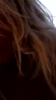 Oogverblindende babe wordt anaal geneukt op het strand