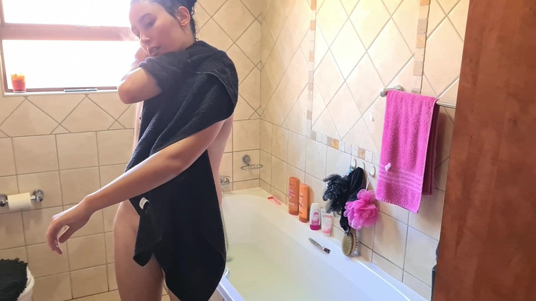 domslutfucker: Culona de tetas pequeñas puta disfruta de un baño jabonoso...