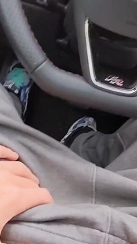 非常ににぎやかな通りの車の中での手コキoは大きなリスクがあります