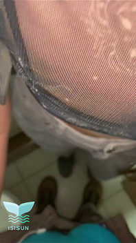 ¡Follada por un extraño en el baño de un bar sin condón!