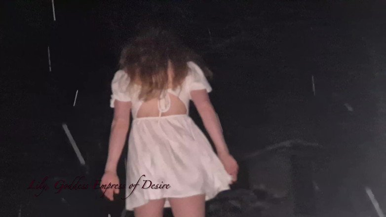 Lily, Goddess of Desire: Urocza Nastolatka Pokazuje Ciało Na Zewnątrz