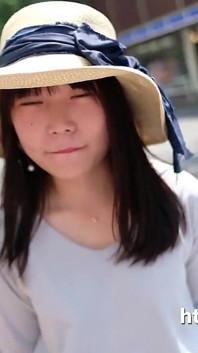 Une asiatique mignonne et timide suce une bite