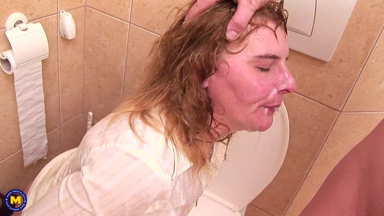 Mature NL: Während sie pissen nimmt, leckt sie arsch und lutscht schwanz