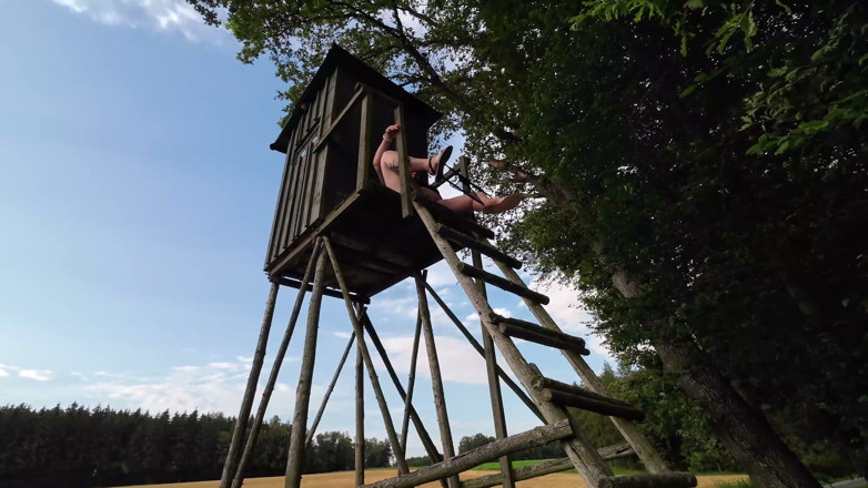 LadyLenaXXX: Xxl Orinando Desde Arriba En El Bosque