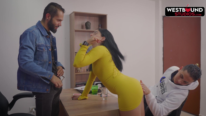 Run good girls: Secretaria latina Abby Motano follada por los jefes Filip y...