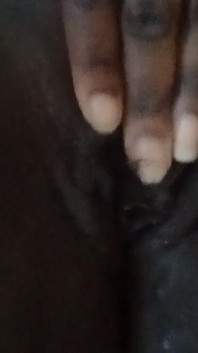 Geiles schwarzes mädchen spielt mit ihrer muschi