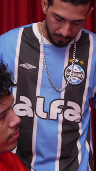 Gringo berber dükkanında düştü ve iyi donanımlı, kıllı toplanmış Grêmio hayranı küçük göt deliğini dölle doldurdu