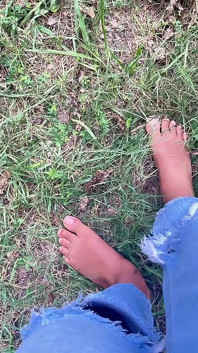 Maman marche pieds nus dehors