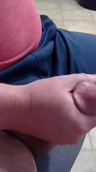 Alleen aftrekken met een grote cumshot-afwerking op mijn bureau
