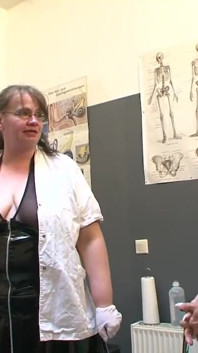 Drsná BDSM relace pro starého muže