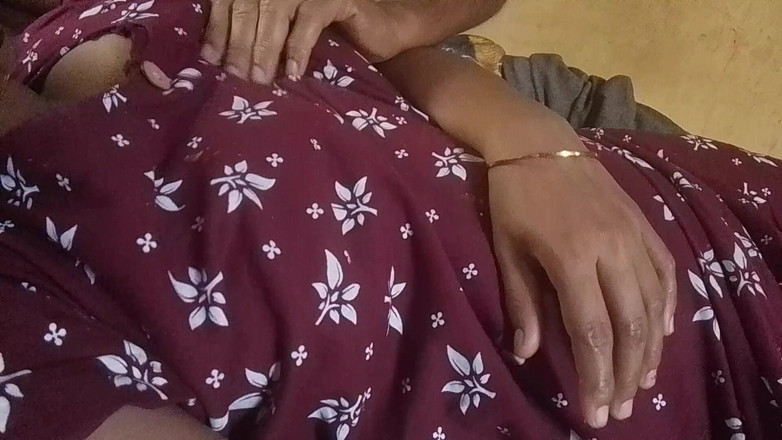 LEGSCOUPLE12: Mallu Girline suaminya menekan dan mengurut payudaranya