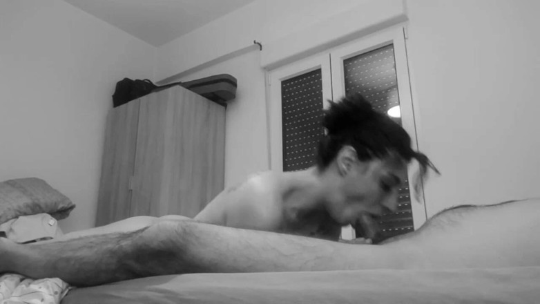 Akasha7: Ragazza bella che fa un pompino profondo, usando la saliva...