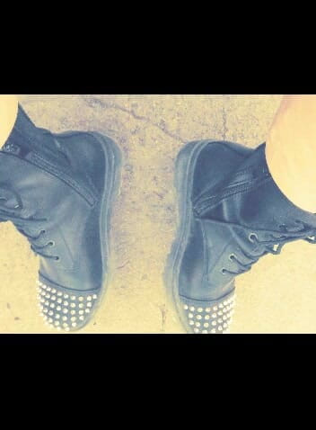 BBW nurse Vicki adventures with friends: Hog warts Jumper e botas loucas em um parque local...
