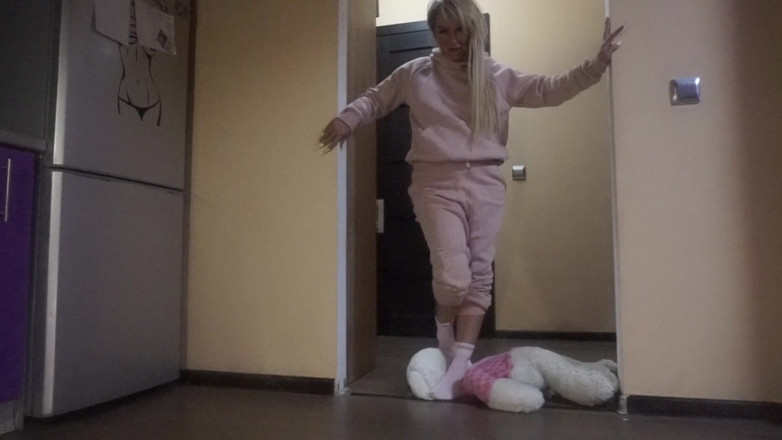 Nadi_Zabava: Ballbasting, foot fetish