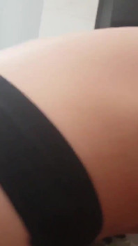 Une bombasse sportive parfaite chevauche ma bite avant le travail
