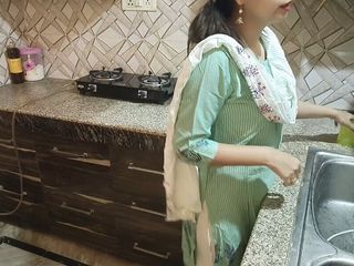 Saara Bhabhi: Hintli seksi üvey anne mutfakta işiyor teklif ettikten sonra ona kızıyor